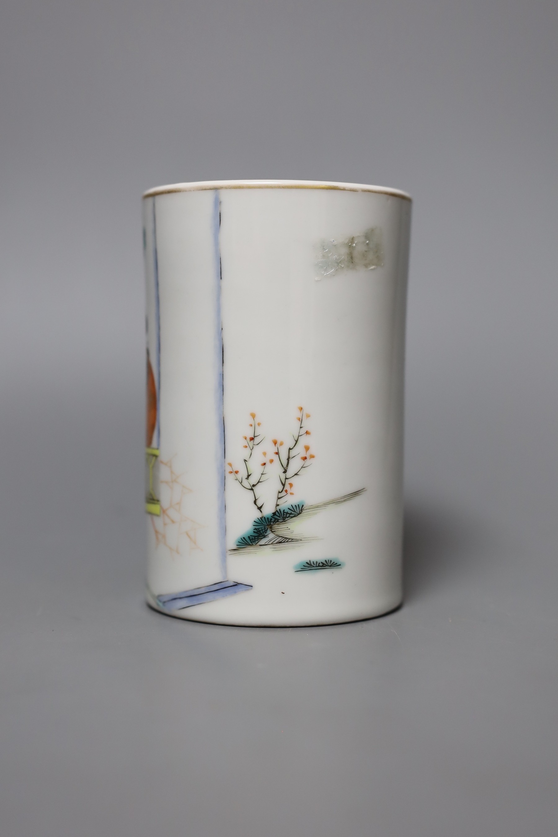 A Chinese famille rose brush pot with seated figures, 12cm tall